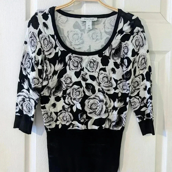 White House Black Market Sweaters - White House Black Market‎ Size XS Black and White Minimalist Floral Sweater